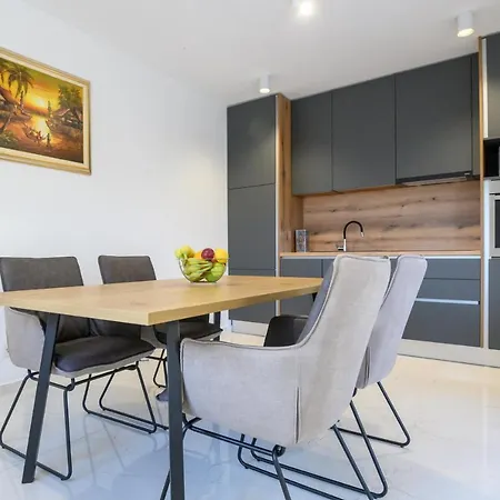 アパート Luxury Leonika ビビニェ