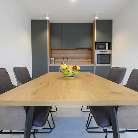 アパート Luxury Leonika