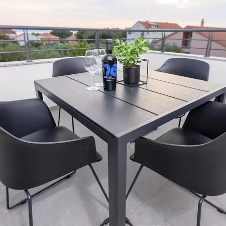 Luxury Leonika アパート