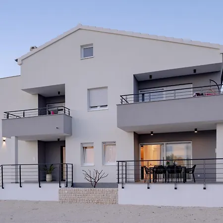 Luxury Leonika アパート ビビニェ