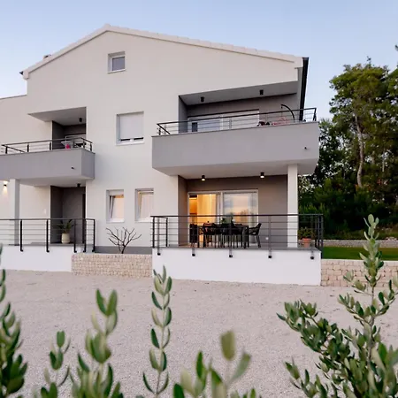 アパート Luxury Leonika