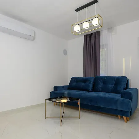 Luxury Leonika